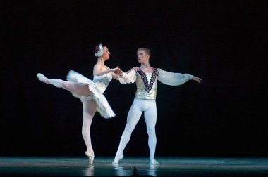 DNIPROPETROVSK, UKRAINE - 23 Nisan: Kuğu Gölü balesi Dnepropetrovsk Opera ve Bale Tiyatrosu tarafından 23 Nisan 2011 'de Dnipropetrovsk, Ukrayna' da sahnelendi.