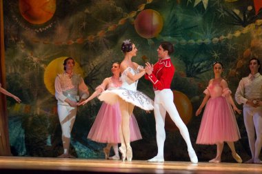 DNEPROPETROVSK, UKRAINE - 18 Şubat 2011 'de Dnepropetrovsk, Ukrayna' da Dnepropetrovsk Opera ve Bale Tiyatrosu 'nda ünlü dansçılar Anna Dorosh ve Maxim Chepik.