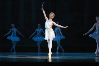 DNEPROPETROVSK, UKRAINE - 13 Haziran: Dnepropetrovsk Devlet Opera ve Bale Tiyatrosu üyeleri 13 Haziran 2012 'de Dnepropetrovsk, Ukrayna' da 