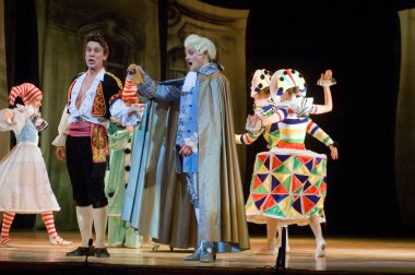 DNIPROPETROVSK, UKRAINE 25 HAZİRAN: Dnepropetrovsk Devlet Opera ve Bale Tiyatrosu üyeleri 25 Haziran 2011 'de Ukrayna' nın Dnipropetrovsk kentinde 