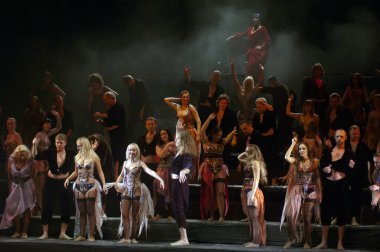 DNEPROPETROVSK, UKRAINE - NOVEMBER 27: Dnepropetrovsk Devlet Opera ve Bale Tiyatrosu üyeleri 