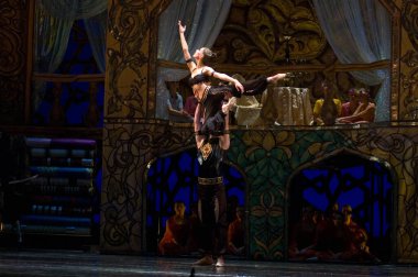 DNIPROPETROVSK, UKRAINE - 23 Ekim: Le Corsaire balesi Dnepropetrovsk Opera ve Bale Tiyatrosu tarafından 23 Ekim 2011 'de Dnipropetrovsk, Ukrayna' da sahnelendi..