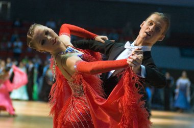 DNIPROPETROVSK, UKRAINE - 24 Eylül: DNEPR 2011 Dünya Dans Yarışması sırasında dans pozu veren kimliği belirsiz bir çift 24 Eylül 2011 tarihinde Dnipropetrovsk, Ukrayna 'da.