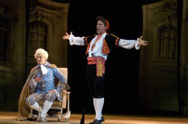 DNIPROPETROVSK, UKRAINE 25 HAZİRAN: Dnepropetrovsk Devlet Opera ve Bale Tiyatrosu üyeleri 25 Haziran 2011 'de Ukrayna' nın Dnipropetrovsk kentinde 