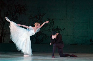 DNEPROPETROVSK, UKRAINE - 25 Mart: Dnepropetrovsk Devlet Opera ve Bale Tiyatrosu üyeleri 25 Mart 2012 'de Dnepropetrovsk, Ukrayna' da 