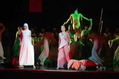 DNIPROPETROVSK, UKRAINE SEPTEMBER 25: Dnepropetrovsk Devlet Opera ve Bale Tiyatrosu üyeleri 25 Eylül 2012 'de Ukrayna' nın Dnipropetrovsk kentinde 