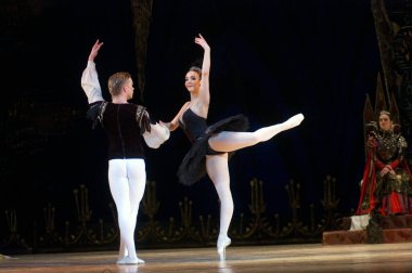 DNEPROPETROVSK, UKRAINE - 23 Nisan: Kuğu Gölü balesi Dnepropetrovsk Opera ve Bale Tiyatrosu tarafından 23 Nisan 2011 'de Dnepropetrovsk, Ukrayna' da sahnelendi..