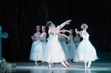 DNEPROPETROVSK, UKRAINE - 25 Mart: Dnepropetrovsk Devlet Opera ve Bale Tiyatrosu üyeleri 25 Mart 2012 'de Dnepropetrovsk, Ukrayna' da 