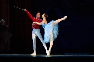 DNEPROPETROVSK, UKRAINE - 18 Şubat 2011 'de Dnepropetrovsk, Ukrayna' da Dnepropetrovsk Opera ve Bale Tiyatrosu 'nda ünlü dansçılar Anna Dorosh ve Maxim Chepik.