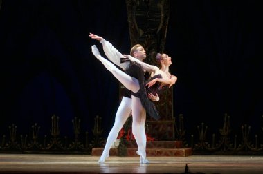 DNIPROPETROVSK, UKRAINE - 23 Nisan: Kuğu Gölü balesi Dnepropetrovsk Opera ve Bale Tiyatrosu tarafından 23 Nisan 2011 'de Dnipropetrovsk, Ukrayna' da sahnelendi..