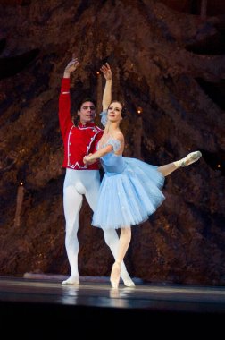 DNEPROPETROVSK, UKRAINE - 18 Şubat 2011 'de Dnepropetrovsk, Ukrayna' da Dnepropetrovsk Opera ve Bale Tiyatrosu 'nda ünlü dansçılar Anna Dorosh ve Maxim Chepik.