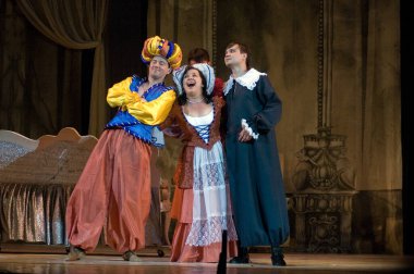 DNIPROPETROVSK, UKRAINE 25 HAZİRAN: Dnepropetrovsk Devlet Opera ve Bale Tiyatrosu üyeleri 25 Haziran 2011 'de Ukrayna' nın Dnipropetrovsk kentinde 