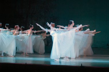 DNEPROPETROVSK, UKRAINE - 25 Mart: Dnepropetrovsk Devlet Opera ve Bale Tiyatrosu üyeleri 25 Mart 2012 'de Dnepropetrovsk, Ukrayna' da 