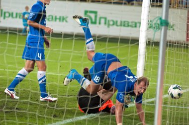 DNEPROPETROVSK, UKRAINE - 11 Ağustos: Roman Zozulya Uk sırasında bir gol atıyor. Şampiyonluk maçı FC Dnepr FC Hoverla 'ya karşı 11 Ağustos 2012' de Dnepropetrovsk, Ukrayna 