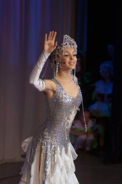 DNEPROPETROVSK, UKRAINE - 22 Mayıs: Tanımlanamayan 14 yaşındaki bir kız 22 Mayıs 2010 'da Ukrayna' nın Dnepropetrovsk kentinde 