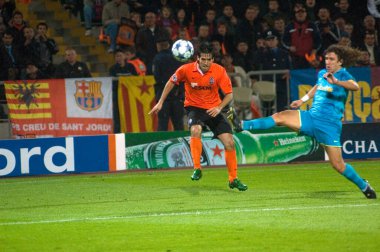 DONETSK, UKRAINE OCTOBER 1: FC Shakhtar 'dan Ilsinho (L) 1 Ekim 2008 tarihinde Ukrayna' nın Donetsk kentinde oynanan Şampiyonlar Ligi karşılaşmasında FC Barcelona 'dan Puyol ile top için mücadele eder.