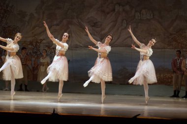 DNEPROPETROVSK, UKRAINE - 25 Mart: Dnepropetrovsk Devlet Opera ve Bale Tiyatrosu üyeleri 25 Mart 2012 'de Dnepropetrovsk, Ukrayna' da 