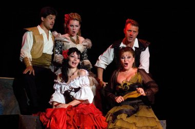 DNIPROPETROVSK, UKRAINE 3 Haziran: Dnepropetrovsk Devlet Opera ve Bale Tiyatrosu üyeleri 3 Haziran 2011 'de Dnipropetrovsk, Ukrayna' da 