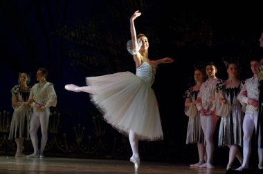 DNIPROPETROVSK, UKRAINE - 23 Nisan: Kuğu Gölü balesi Dnepropetrovsk Opera ve Bale Tiyatrosu tarafından 23 Nisan 2011 'de Dnipropetrovsk, Ukrayna' da sahnelendi.