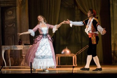 DNIPROPETROVSK, UKRAINE 25 HAZİRAN: Dnepropetrovsk Devlet Opera ve Bale Tiyatrosu üyeleri 25 Haziran 2011 'de Ukrayna' nın Dnipropetrovsk kentinde 