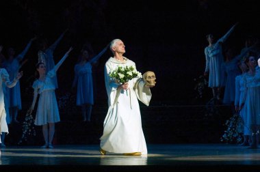 DNEPROPETROVSK, UKRAINE - 29 Nisan: Dnepropetrovsk Opera ve Bale Tiyatrosu üyeleri 