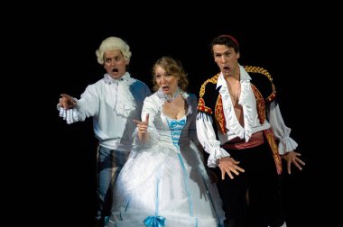 DNIPROPETROVSK, UKRAINE 25 HAZİRAN: Dnepropetrovsk Devlet Opera ve Bale Tiyatrosu üyeleri 25 Haziran 2011 'de Ukrayna' nın Dnipropetrovsk kentinde 