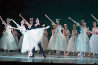 DNEPROPETROVSK, UKRAINE - 25 Mart: Dnepropetrovsk Devlet Opera ve Bale Tiyatrosu üyeleri 25 Mart 2012 'de Dnepropetrovsk, Ukrayna' da 