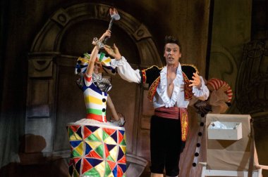 DNIPROPETROVSK, UKRAINE 25 HAZİRAN: Dnepropetrovsk Devlet Opera ve Bale Tiyatrosu üyeleri 25 Haziran 2011 'de Ukrayna' nın Dnipropetrovsk kentinde 