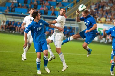 DNEPROPETROVSK, UKRAINE - 11 Ağustos: Roman Zozulya (R) Uk sırasında bir gol atıyor. Şampiyonluk maçı FC Dnepr FC Hoverla 'ya karşı 11 Ağustos 2012' de Dnepropetrovsk, Ukrayna 