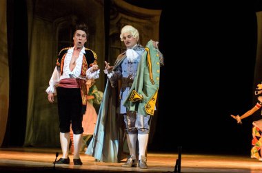 DNIPROPETROVSK, UKRAINE 25 HAZİRAN: Dnepropetrovsk Devlet Opera ve Bale Tiyatrosu üyeleri 25 Haziran 2011 'de Ukrayna' nın Dnipropetrovsk kentinde 