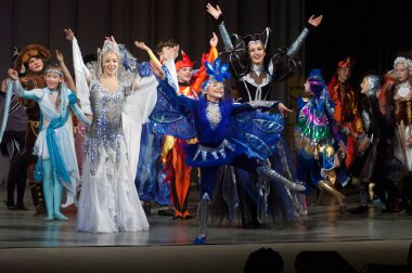 DNEPROPETROVSK, UKRAINE - 22 Mayıs: Dört yaşındaki kimliği belirsiz çocuklar, 22 Mayıs 2010 'da Ukrayna' nın Dnepropetrovsk kentinde müzik gösterisi yaptılar. 