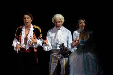 DNIPROPETROVSK, UKRAINE 25 HAZİRAN: Dnepropetrovsk Devlet Opera ve Bale Tiyatrosu üyeleri 25 Haziran 2011 'de Ukrayna' nın Dnipropetrovsk kentinde 