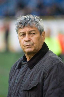 DNEPROPETROVSK, UKRAINE - NOVEMBER 30: Shakhtar Donetsk futbol kulübü teknik direktörü Mircea Lucescu, 30 Kasım 2010 tarihinde Ukrayna 'nın Dnepr kentinde oynanan Ukrayna Şampiyonası karşılaşmasında.