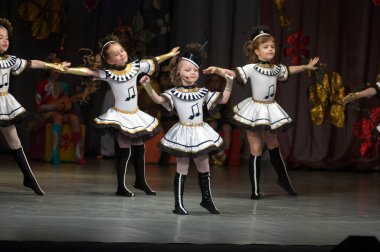 DNEPROPETROVSK, UKRAINE - 4 Haziran: Kimliği belirlenemeyen 6-7 yaşındaki çocuklar, 4 Haziran 2011 'de Dnepropetrovsk, Ukrayna' da 