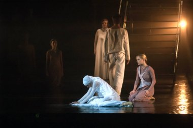 DNIPROPETROVSK, UKRAINE SEPTEMBER 25: Dnepropetrovsk Devlet Opera ve Bale Tiyatrosu üyeleri 25 Eylül 2012 'de Ukrayna' nın Dnipropetrovsk kentinde 