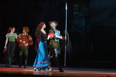 DNEPROPETROVSK, UKRAINE - 13 Haziran: Dnepropetrovsk Devlet Opera ve Bale Tiyatrosu üyeleri 13 Haziran 2012 'de Dnepropetrovsk, Ukrayna' da 