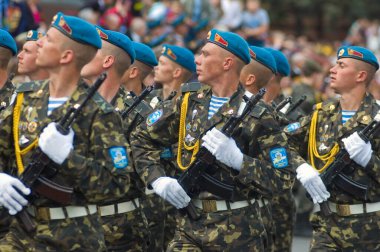 DNEPROPETROVSK, UKRAINE - 9 Mayıs: 2. Dünya Savaşı Zafer Günü 'nü kutlamak için 9 Mayıs 2011 DNEPROPETROVSK, UKRAINE