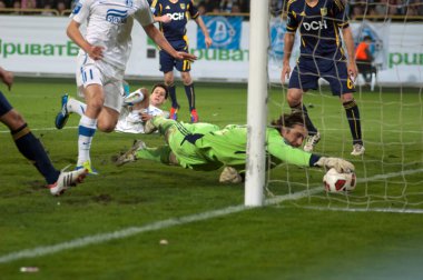 DNIPROPETROVSK, UKRAINE APRIL 9: FC Metalist (Kharkov) kalecisi Vladimir Disljenkoviç 9 Nisan 2012 tarihinde Dnipropetrovsk, Ukrayna 'da oynanan futbol karşılaşmasında görev başında 