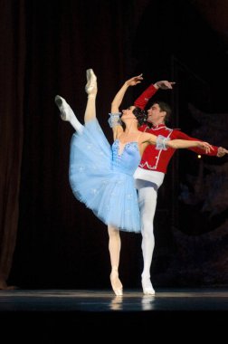 DNEPROPETROVSK, UKRAINE - 18 Şubat 2011 'de Dnepropetrovsk, Ukrayna' da Dnepropetrovsk Opera ve Bale Tiyatrosu 'nda ünlü dansçılar Anna Dorosh ve Maxim Chepik.