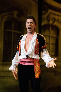 DNIPROPETROVSK, UKRAINE 25 HAZİRAN: Dnepropetrovsk Devlet Opera ve Bale Tiyatrosu üyeleri 25 Haziran 2011 'de Ukrayna' nın Dnipropetrovsk kentinde 