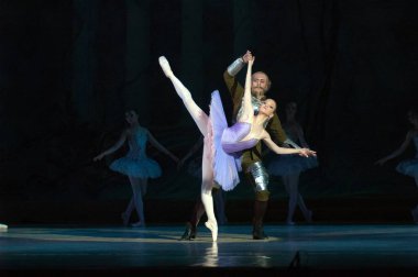 DNEPROPETROVSK, UKRAINE - 13 Haziran: Dnepropetrovsk Devlet Opera ve Bale Tiyatrosu üyeleri 13 Haziran 2012 'de Dnepropetrovsk, Ukrayna' da 