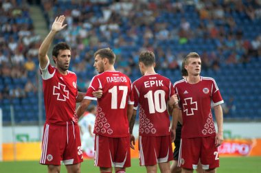 DNEPROPETROVSK, UKRAINE - 26 Ağustos 2012: Ukrayna 'nın Dnepropetrovsk kentinde oynanan Ukrayna Şampiyonası karşılaşmasında futbolcular FC Volyn duvar inşa etti. 