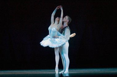 DNIPROPETROVSK, UKRAINE - 23 Nisan: Kuğu Gölü balesi Dnepropetrovsk Opera ve Bale Tiyatrosu tarafından 23 Nisan 2011 'de Dnipropetrovsk, Ukrayna' da sahnelendi.