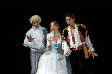 DNIPROPETROVSK, UKRAINE 25 HAZİRAN: Dnepropetrovsk Devlet Opera ve Bale Tiyatrosu üyeleri 25 Haziran 2011 'de Ukrayna' nın Dnipropetrovsk kentinde 