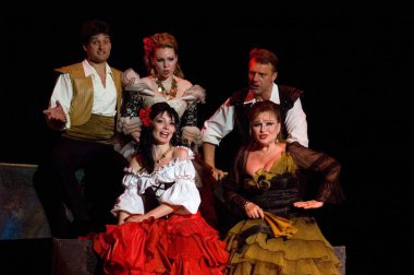 DNIPROPETROVSK, UKRAINE 3 Haziran: Dnepropetrovsk Devlet Opera ve Bale Tiyatrosu üyeleri 3 Haziran 2011 'de Dnipropetrovsk, Ukrayna' da 