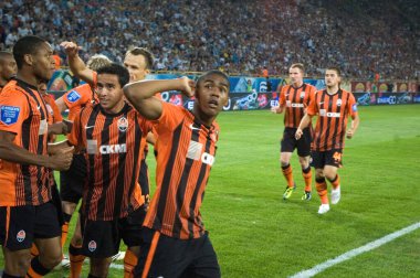 DNIPROPETROVSK, UKRAINE AĞUSTOS 13: Futbolcular FC Shakhtar Donetsk 13 Ağustos 2011 'de Dnipropetrovsk' ta oynanan karşılaşmada golü kutladı.