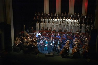 DNEPROPETROVSK, UKRAINE - 27 Mayıs: Koro DUMKA ve Senfoni Orkestrası - ana orkestra şefi Natalia Ponomarchuk, 27 Mayıs 2013 tarihinde Ukrayna 'nın Dnepropetrovsk kentinde Verdi' nin REQUIEM 'ini seslendirdi.