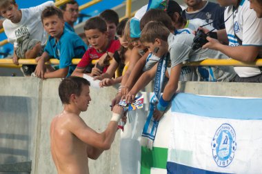 DNEPROPETROVSK, UKRAINE - 26 AĞUSTOS: Futbolcu Dnepr Rotan, 26 Ağustos 2012 tarihinde Ukrayna 'nın Dnepropetrovsk kentinde FC Volyn ile oynanan karşılaşma sonrasında imza dağıtıyor.. 