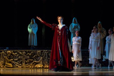 DNEPROPETROVSK, UKRAINE - 29 Nisan: Dnepropetrovsk Devlet Opera ve Bale Tiyatrosu üyeleri 