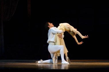 DNEPROPETROVSK, UKRAINE - 29 Nisan: Dnepropetrovsk Opera ve Bale Tiyatrosu üyeleri 